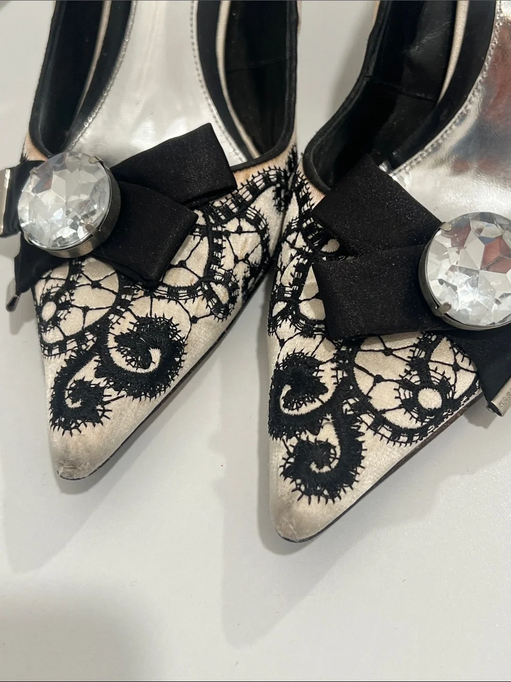 Karen Millen Pointed Toe Black and White Lace-Embroidered Women’s Pumps size 7.5